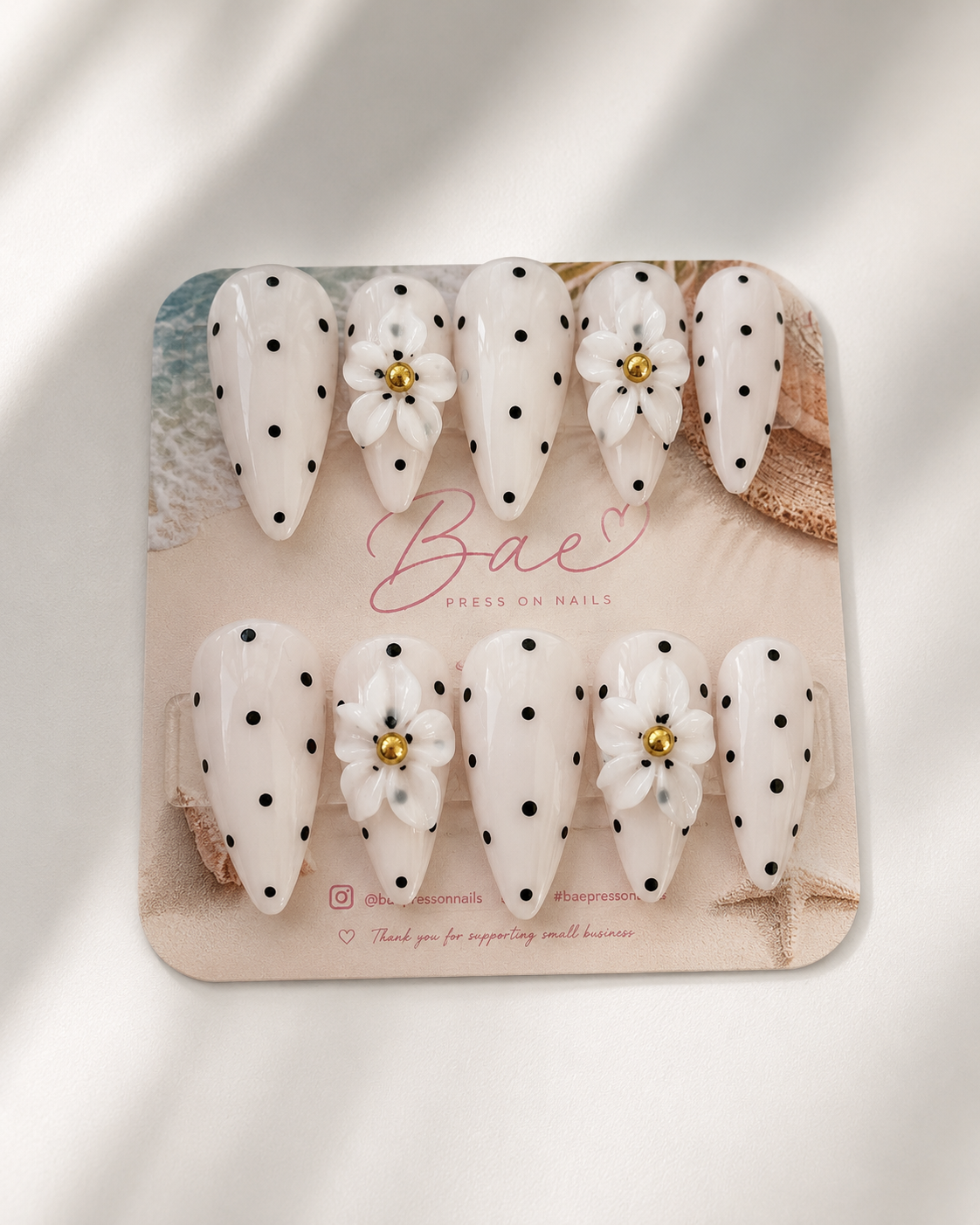     Daisy Noir luxury floral press-on nail set.